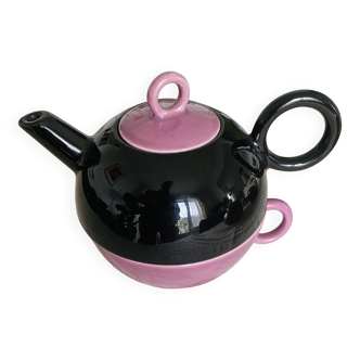 Selfish teapot and its cup