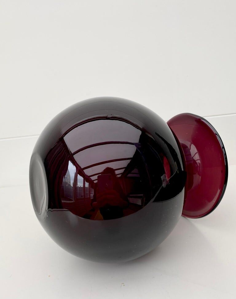 Vase en verre violet vers les années 1960