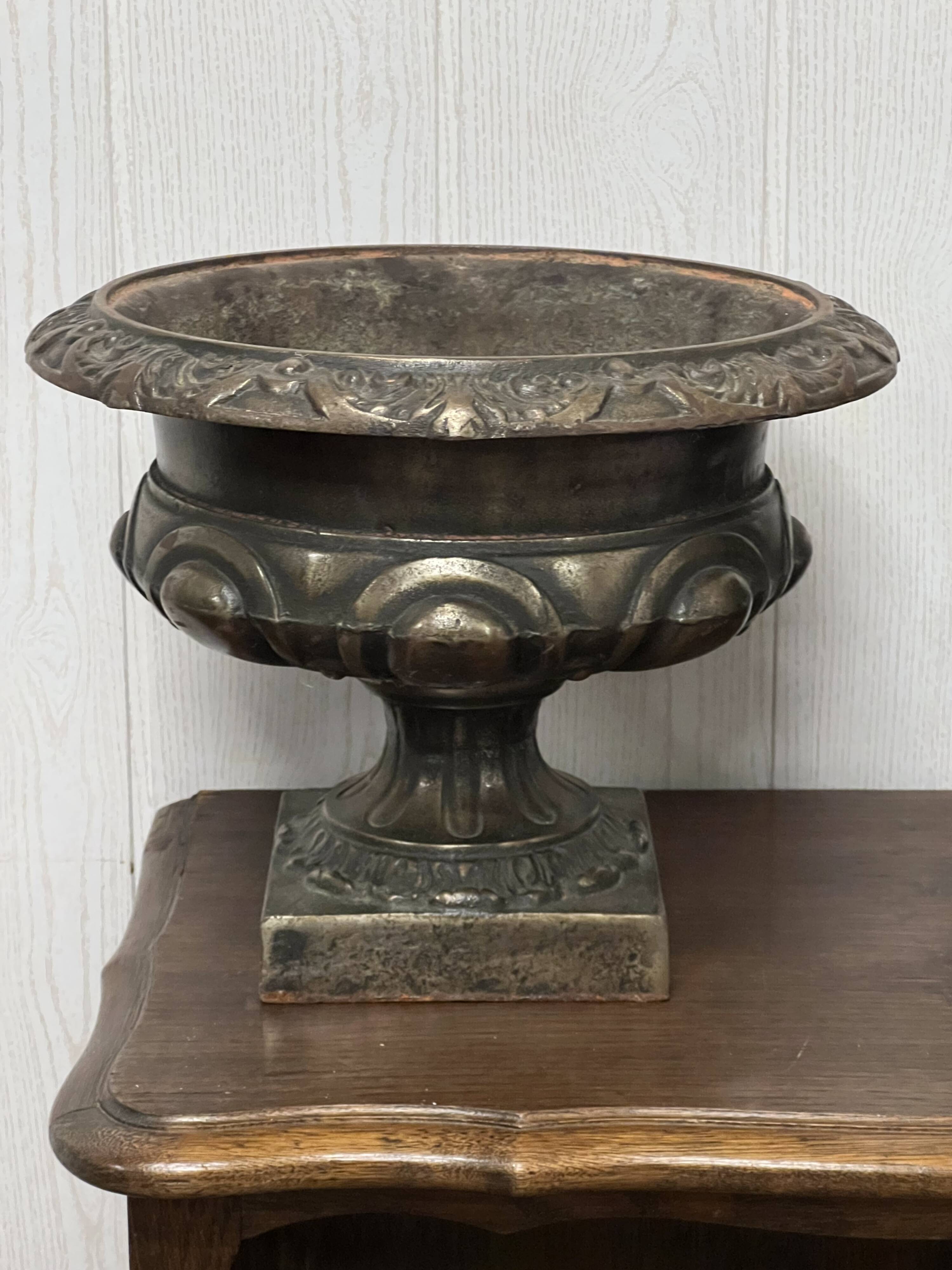Pair of medicis vases/planters