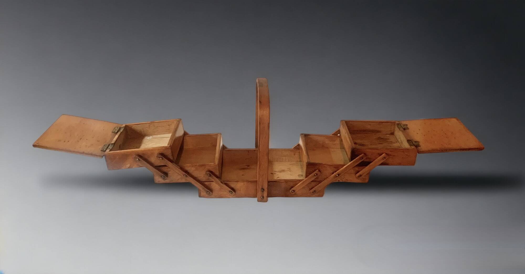 Petite travailleuse en bois vintage