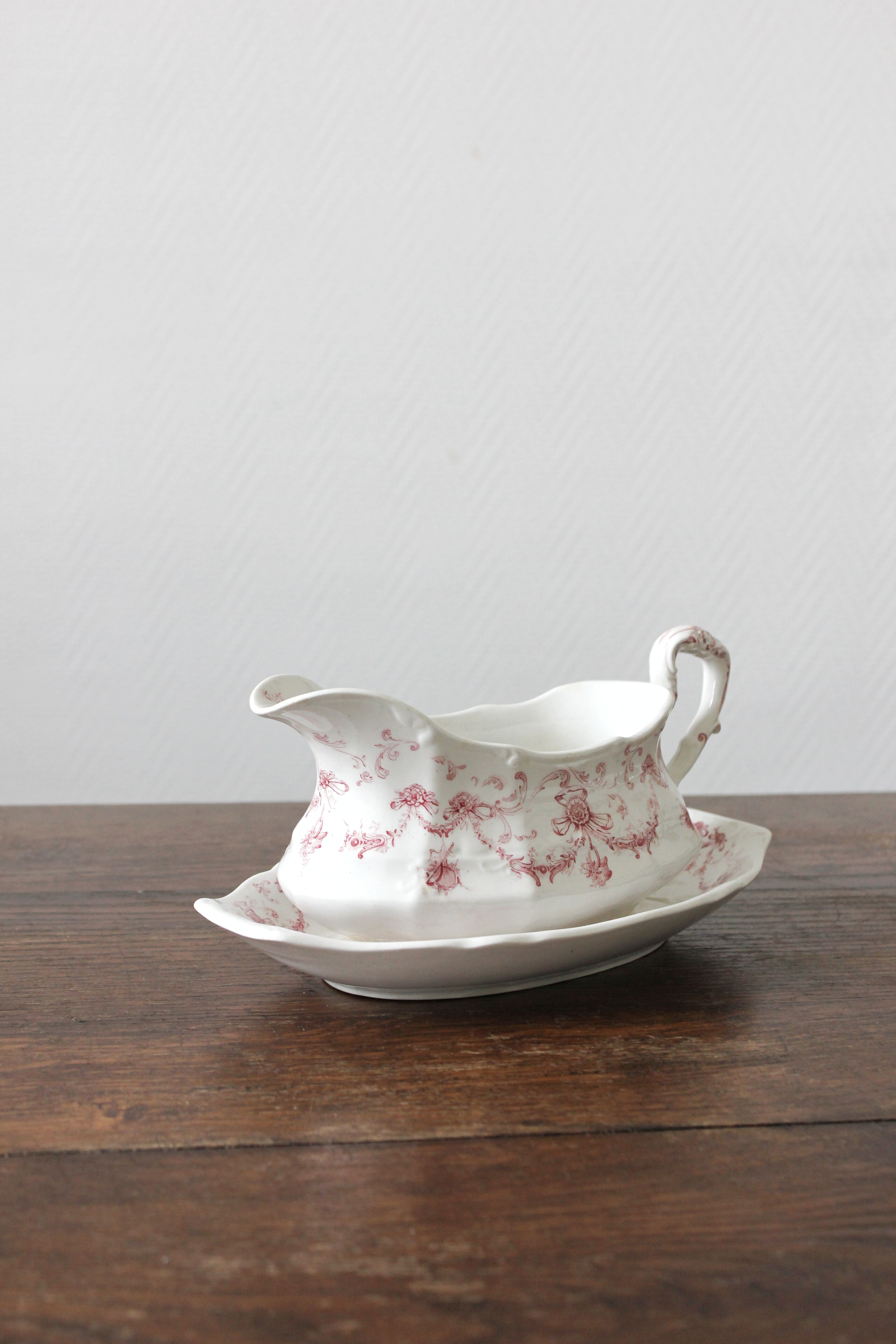 Ridgways English ironware sauce boat "Lafayette" model