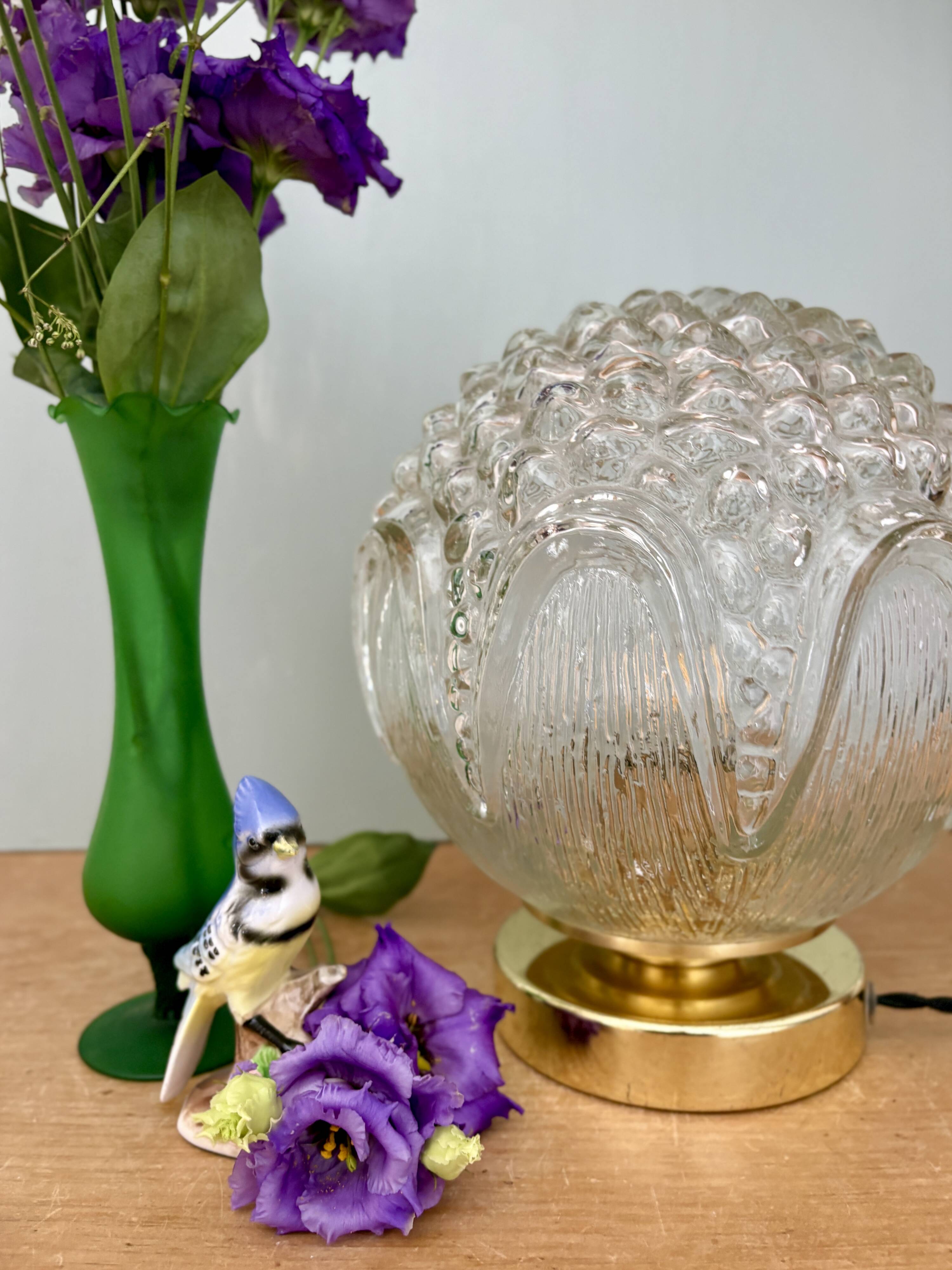 Lampe à poser globe vintage en verre moulé