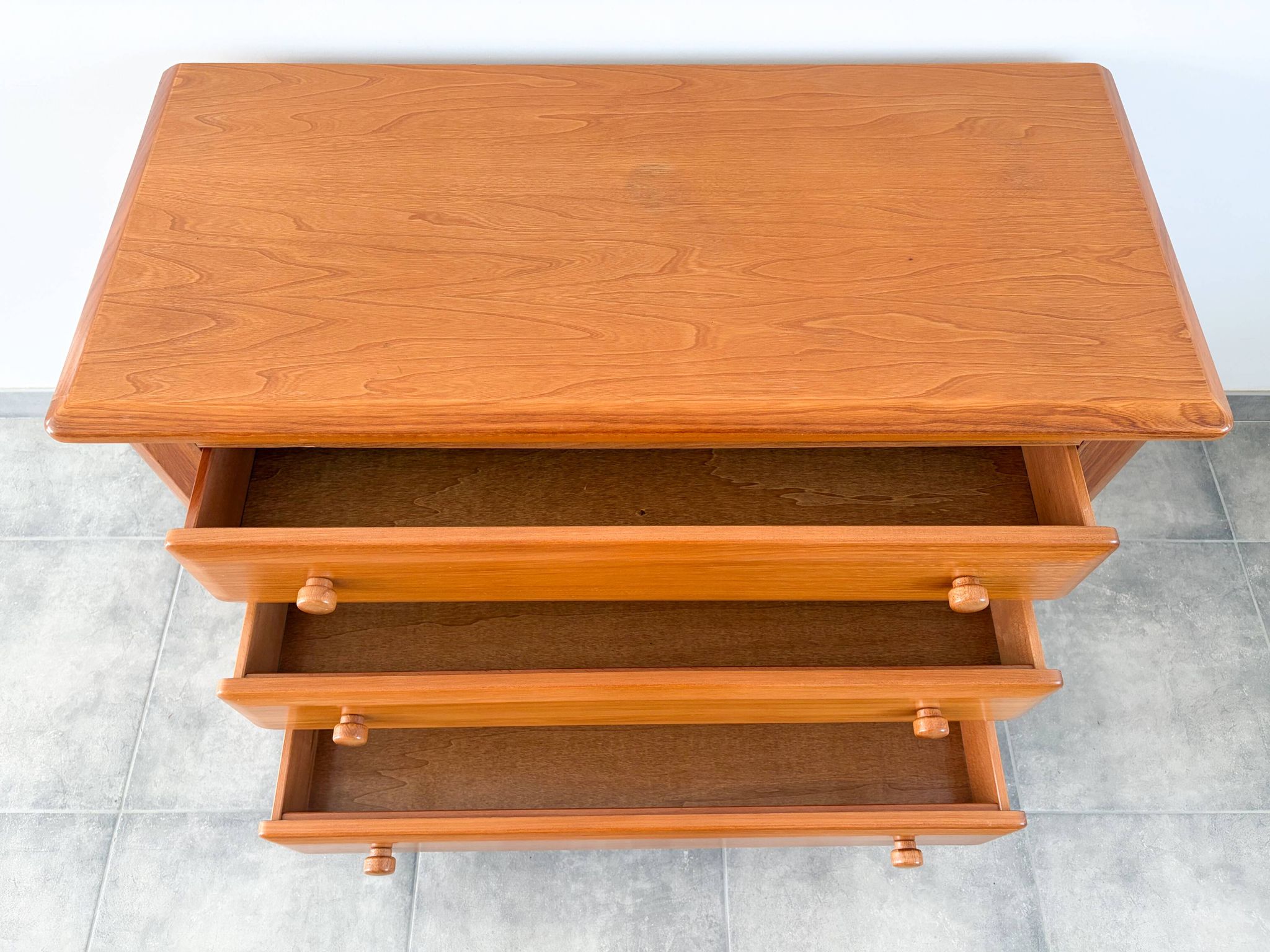 Large elm chest of drawers from Maison Regain, vintage 80s.