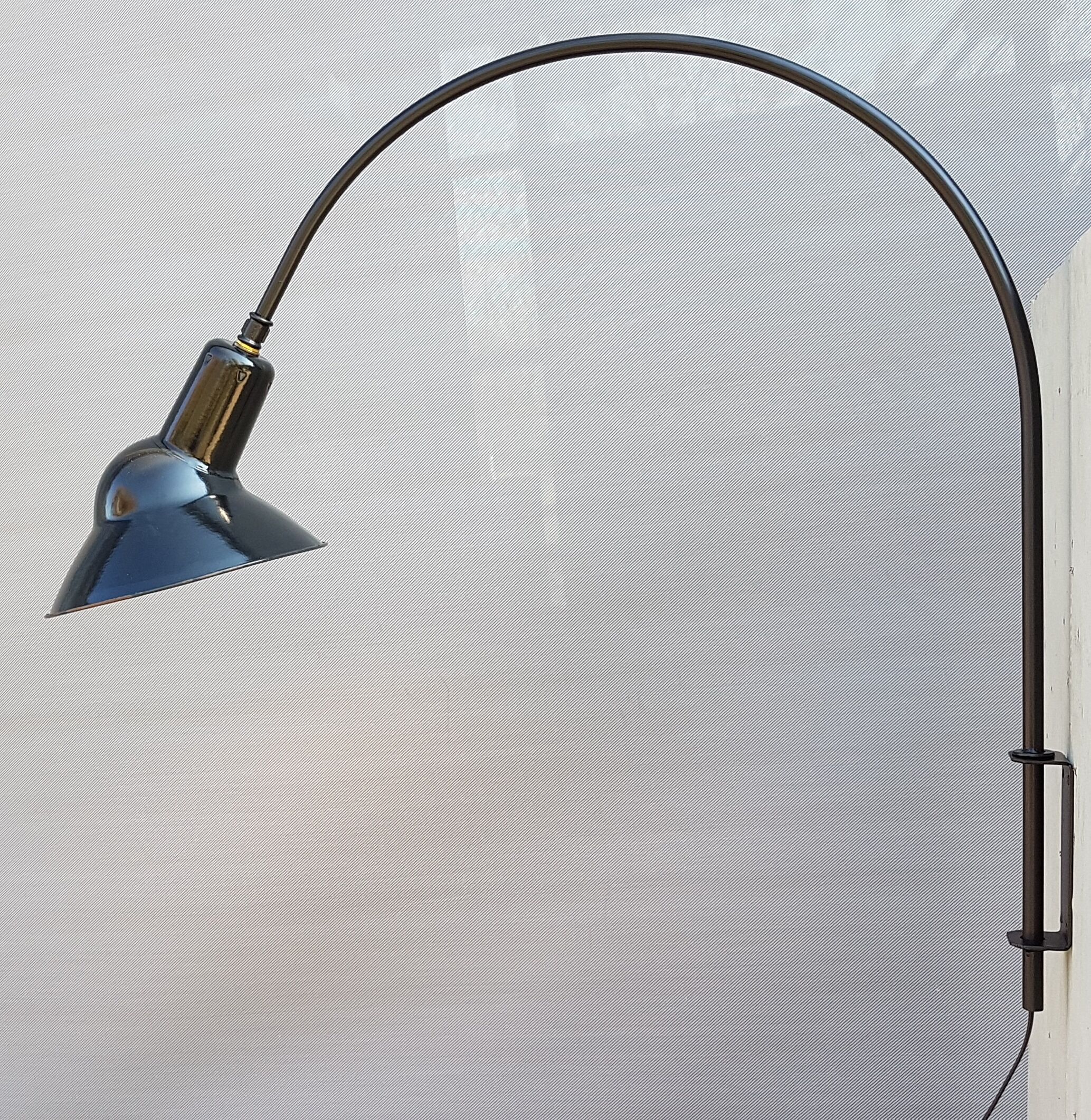 Wall light curve deported enamelled sheet metal Lampshade