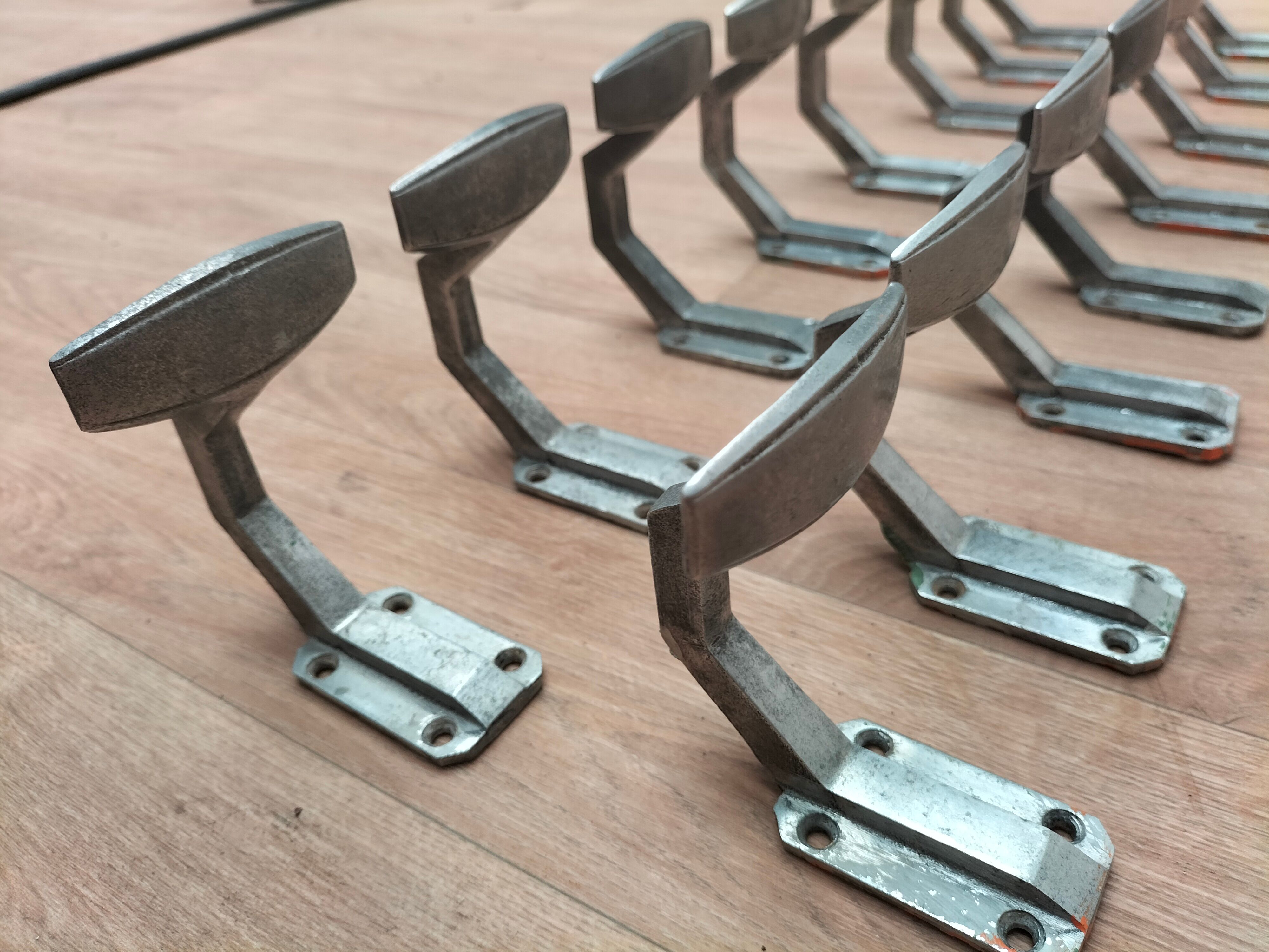 Lot de 16 patères