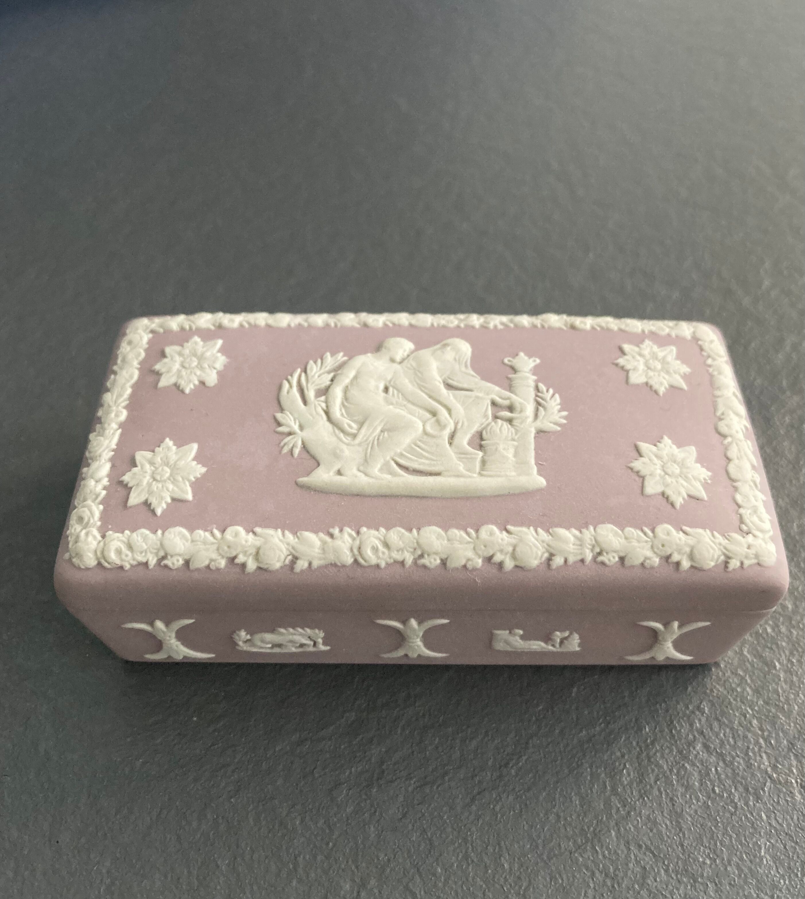 Pink "jasperwaer" biscuit box signed Wedgwood