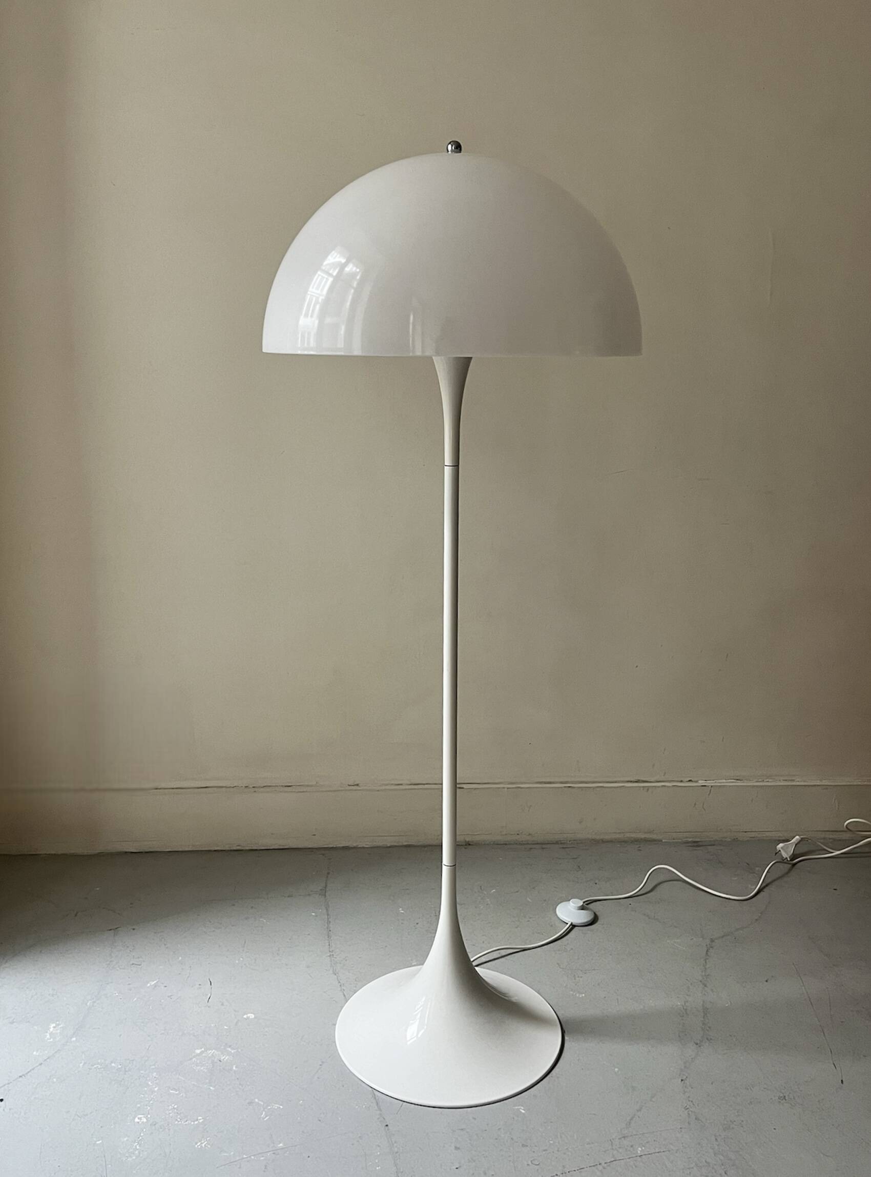 Lampadaire tulipe blanc modèle Panthella par Verner Panton, 1971