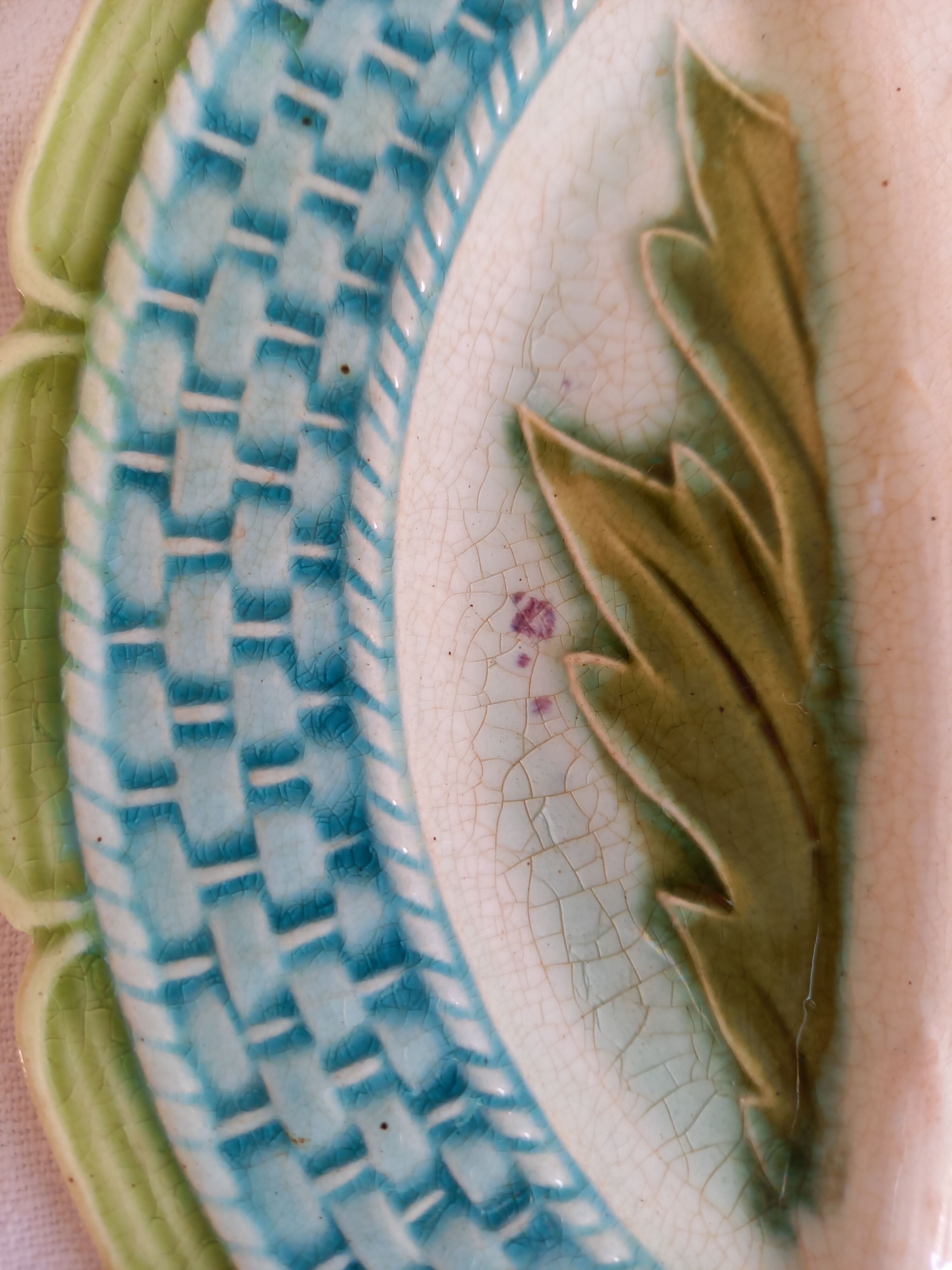 Asparagus plate in slip manufacture of Orchies
