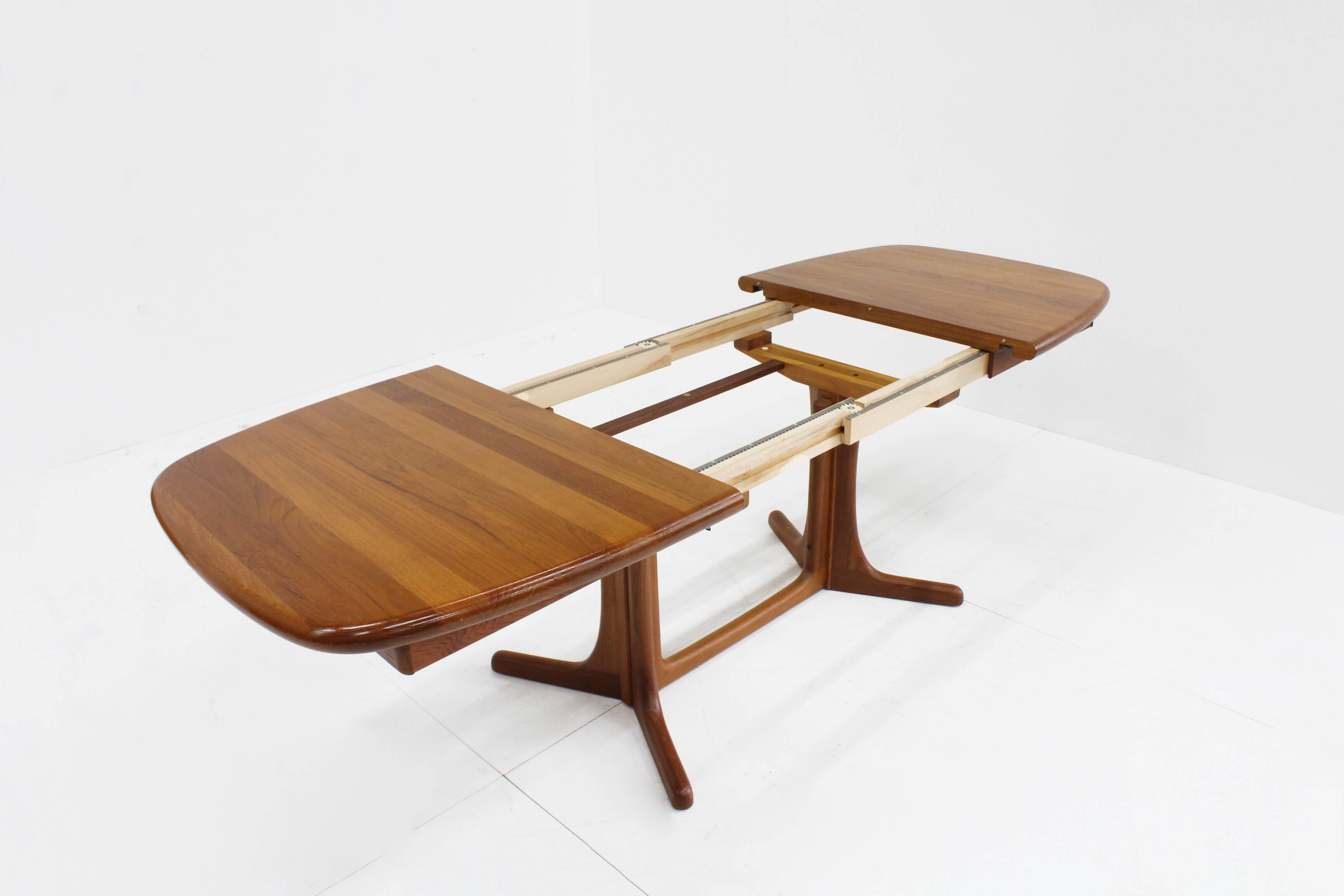 Table à manger ovale extensible danoise vintage en teck massif