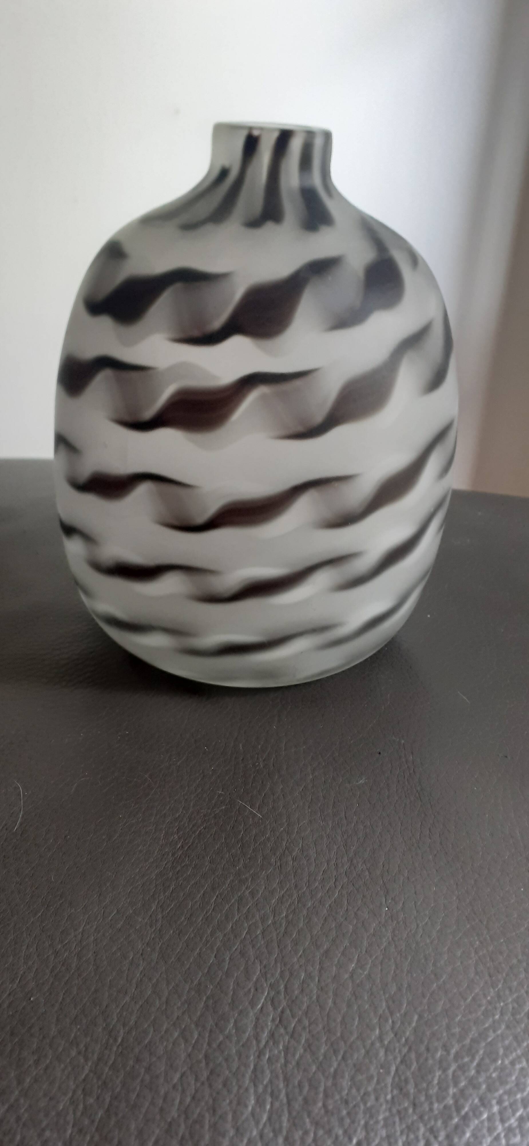 Vase noir gris dépoli