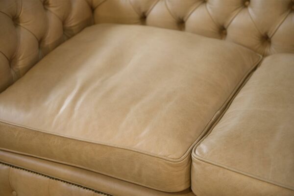 Canapé Chesterfield en cuir beige fabriqué à la main en Angleterre