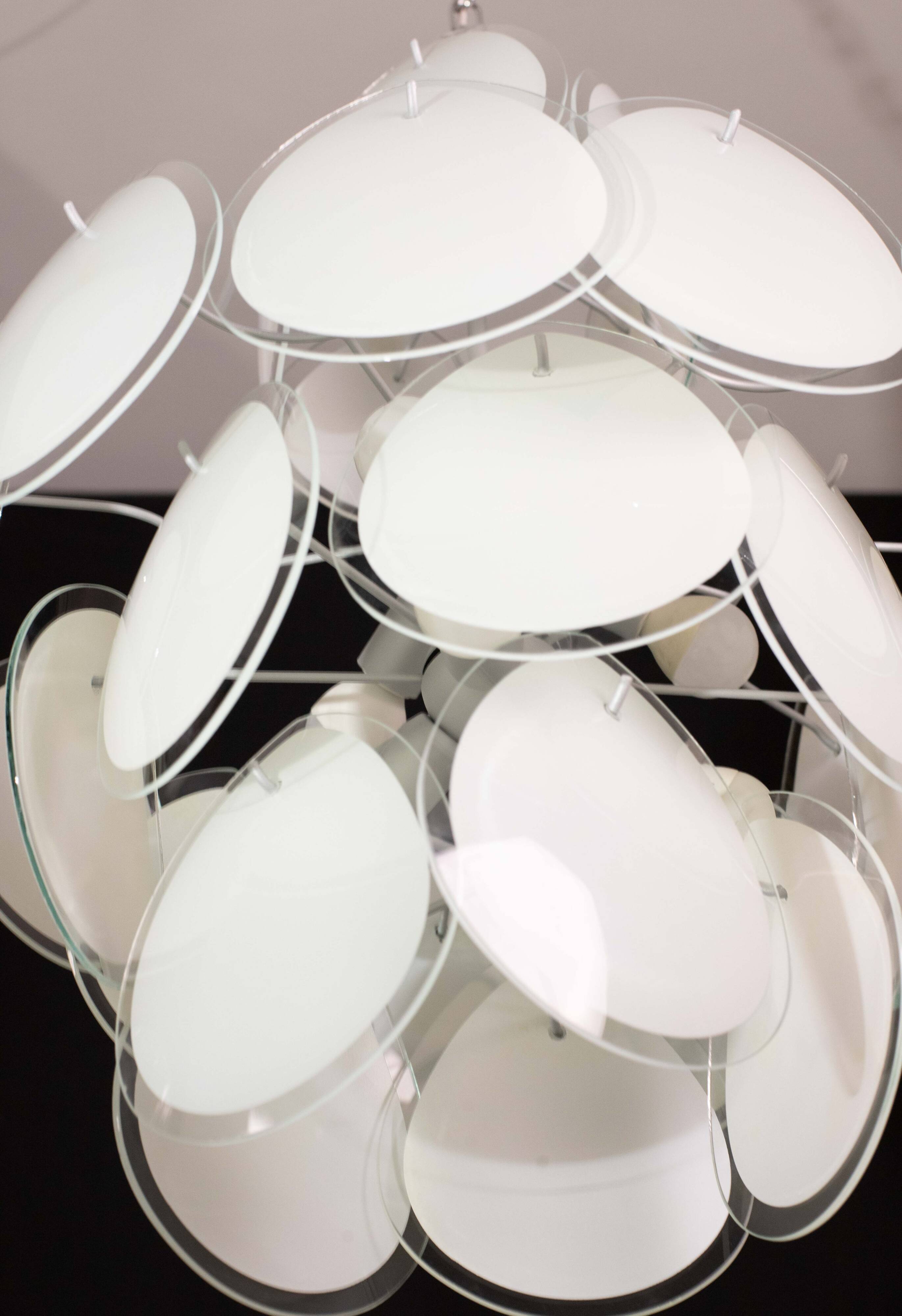 Vistosi White Murano Glass teardrop-shaped discs Chandelier, Italy, 1970s