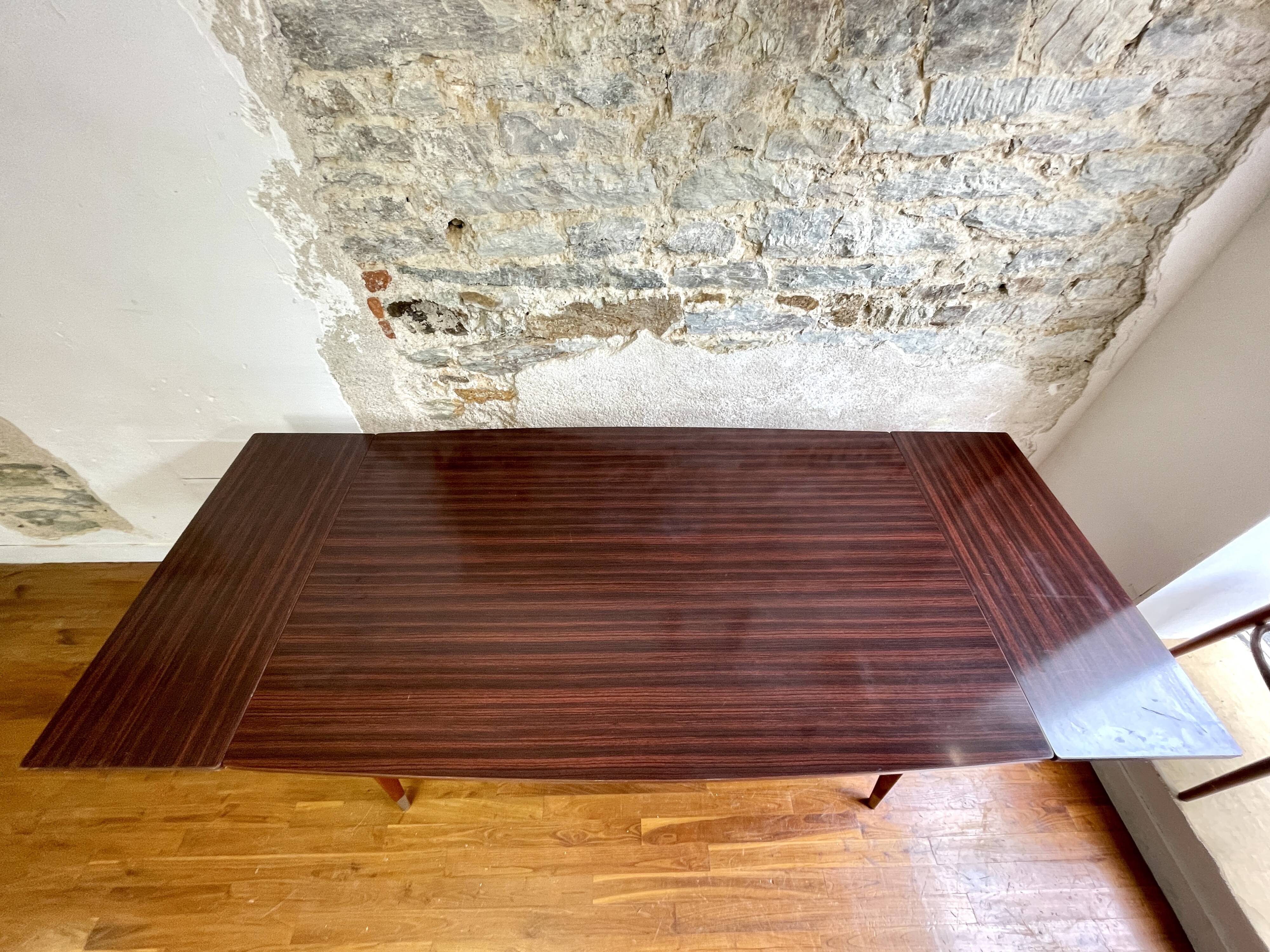 Extendable dining table compass feet