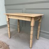 Table aux pieds tournés