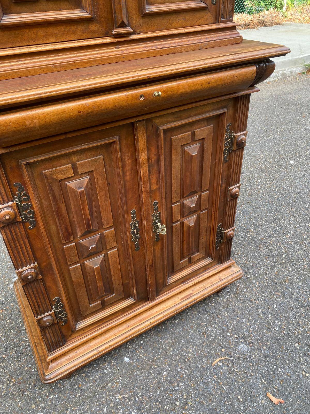 Renaissance sideboard with recess, 17th century, in carved walnut, 177cm