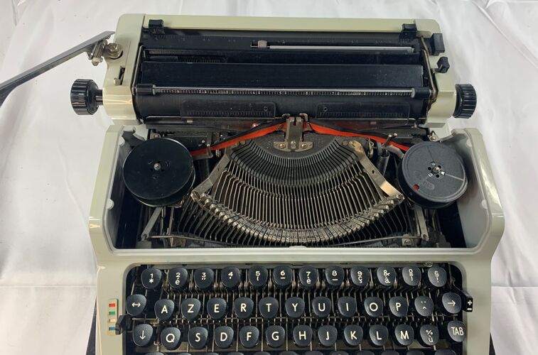 Machine à écrire erika 100/105