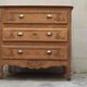 Ancienne commode trois tiroirs en chêne massif brut
