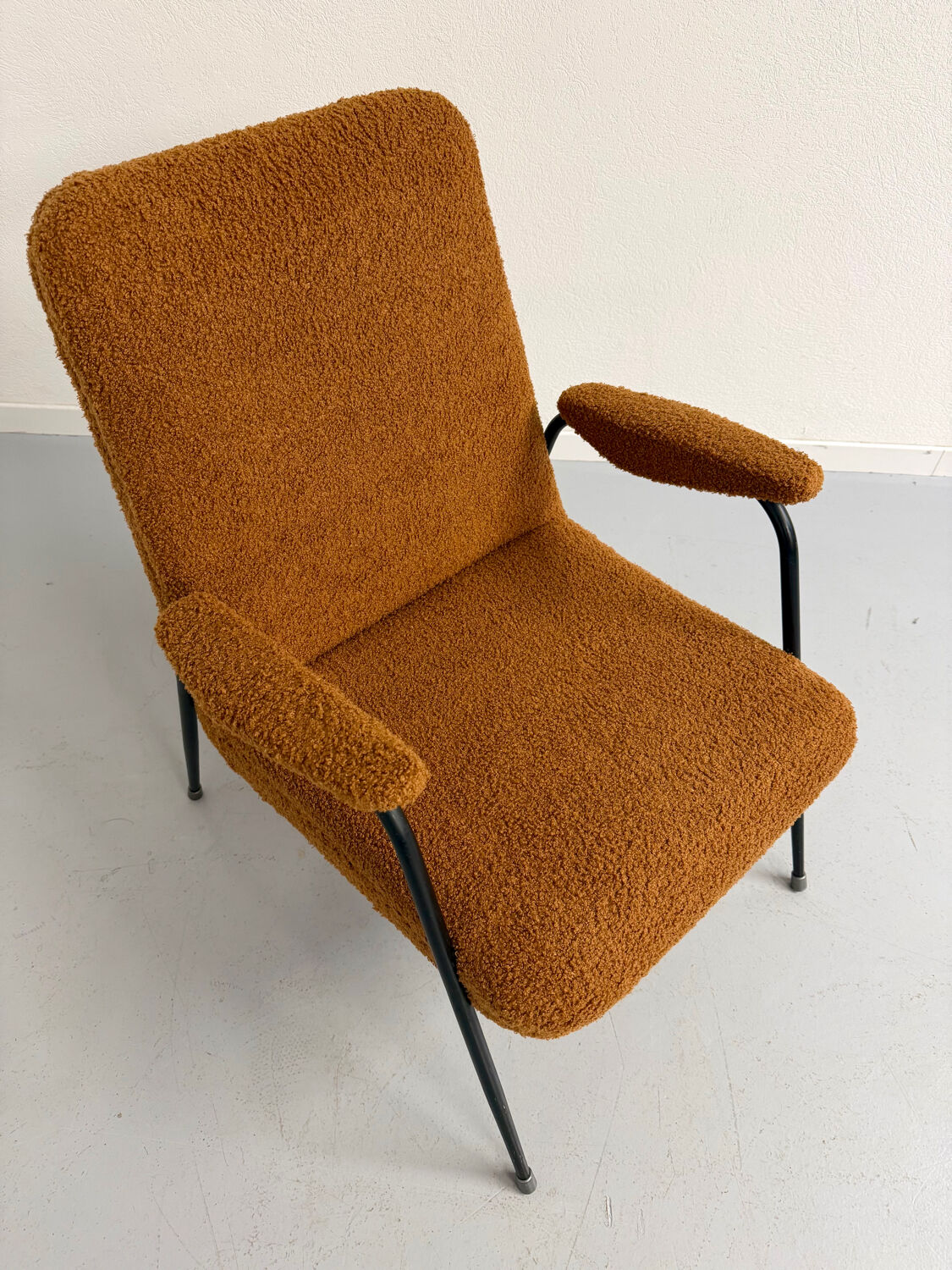 Vintage orange boucle armchair, French design from the 1950s.