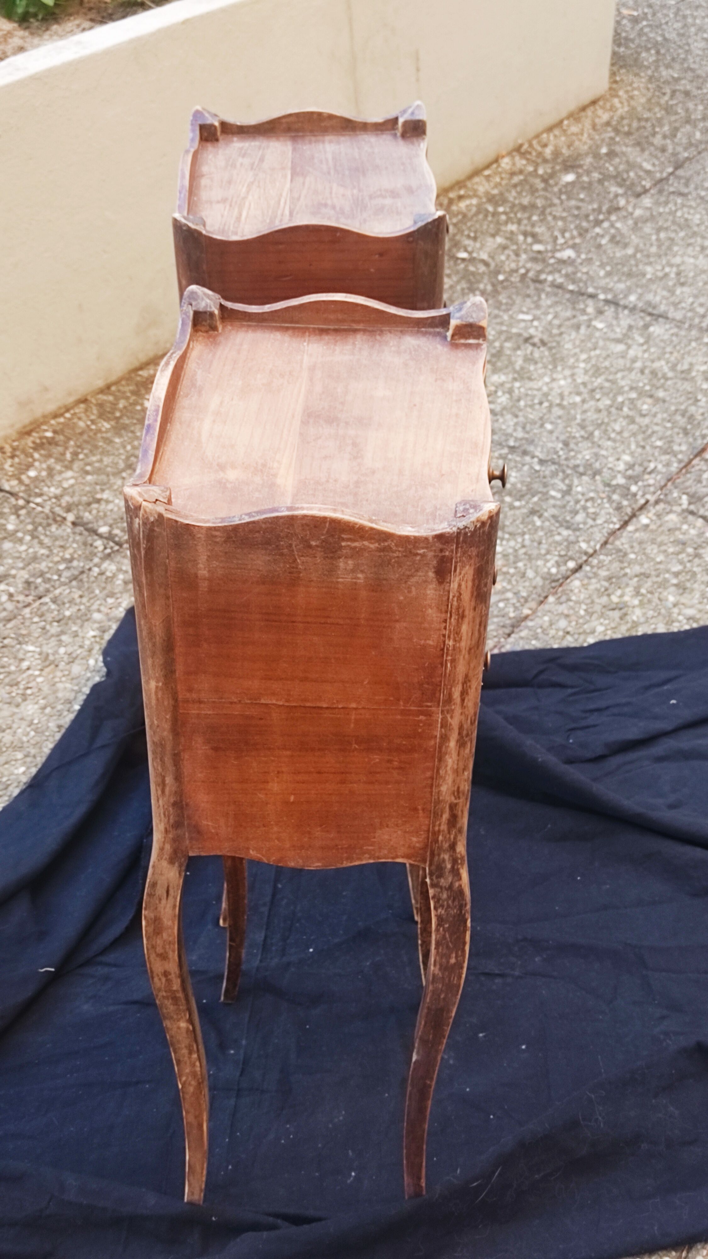 Tables de chevet en bois de noyer style Louis XV