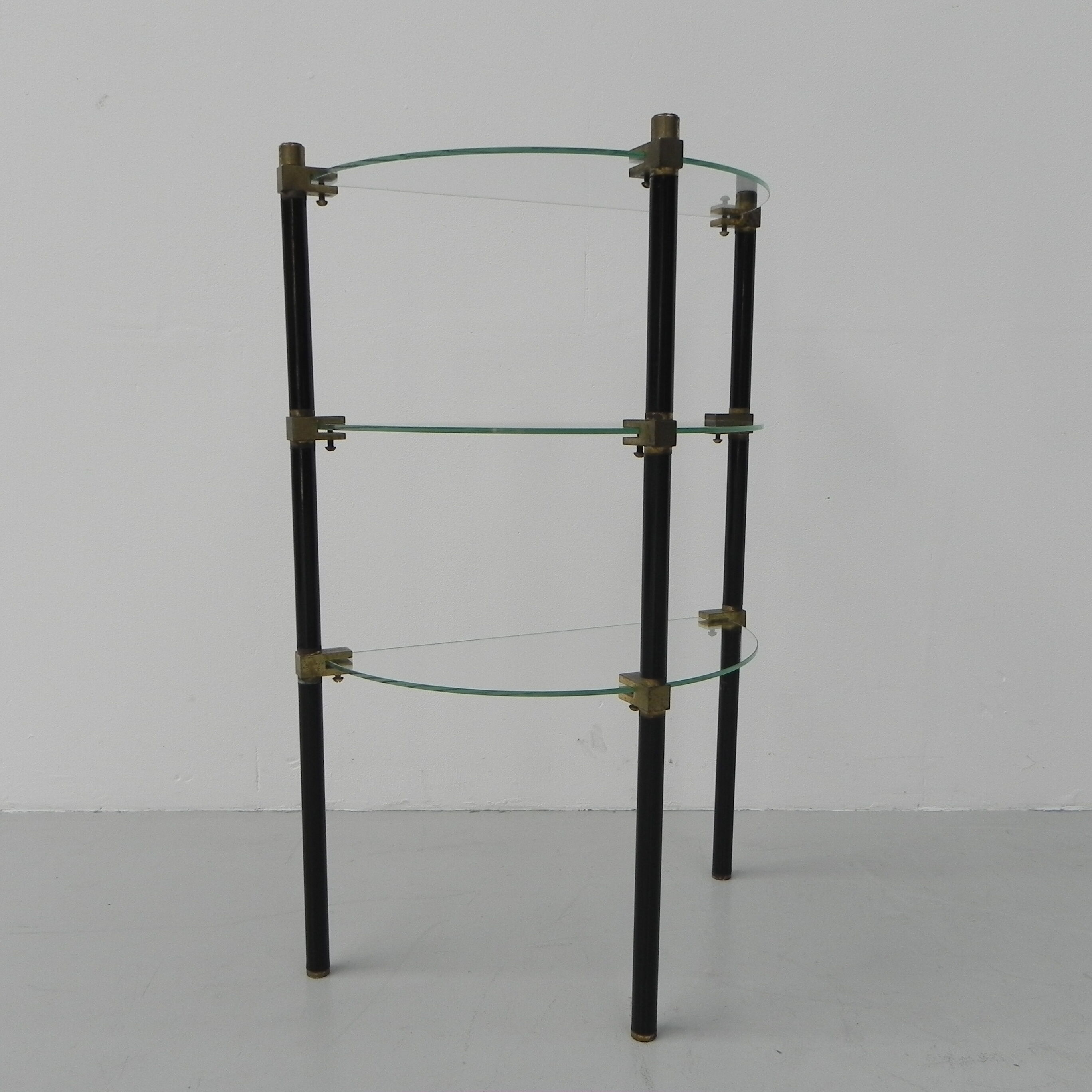 Shelf with 3 glass plates