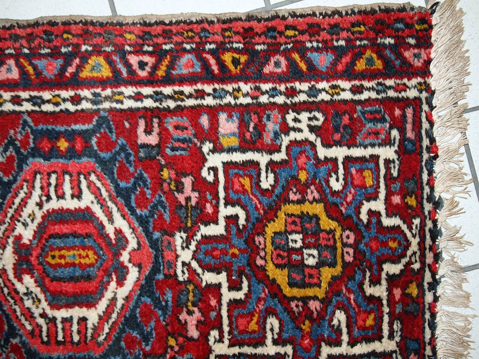 Tapis Antique Karajeh en Laine, Années 1920, Élégance et Tradition