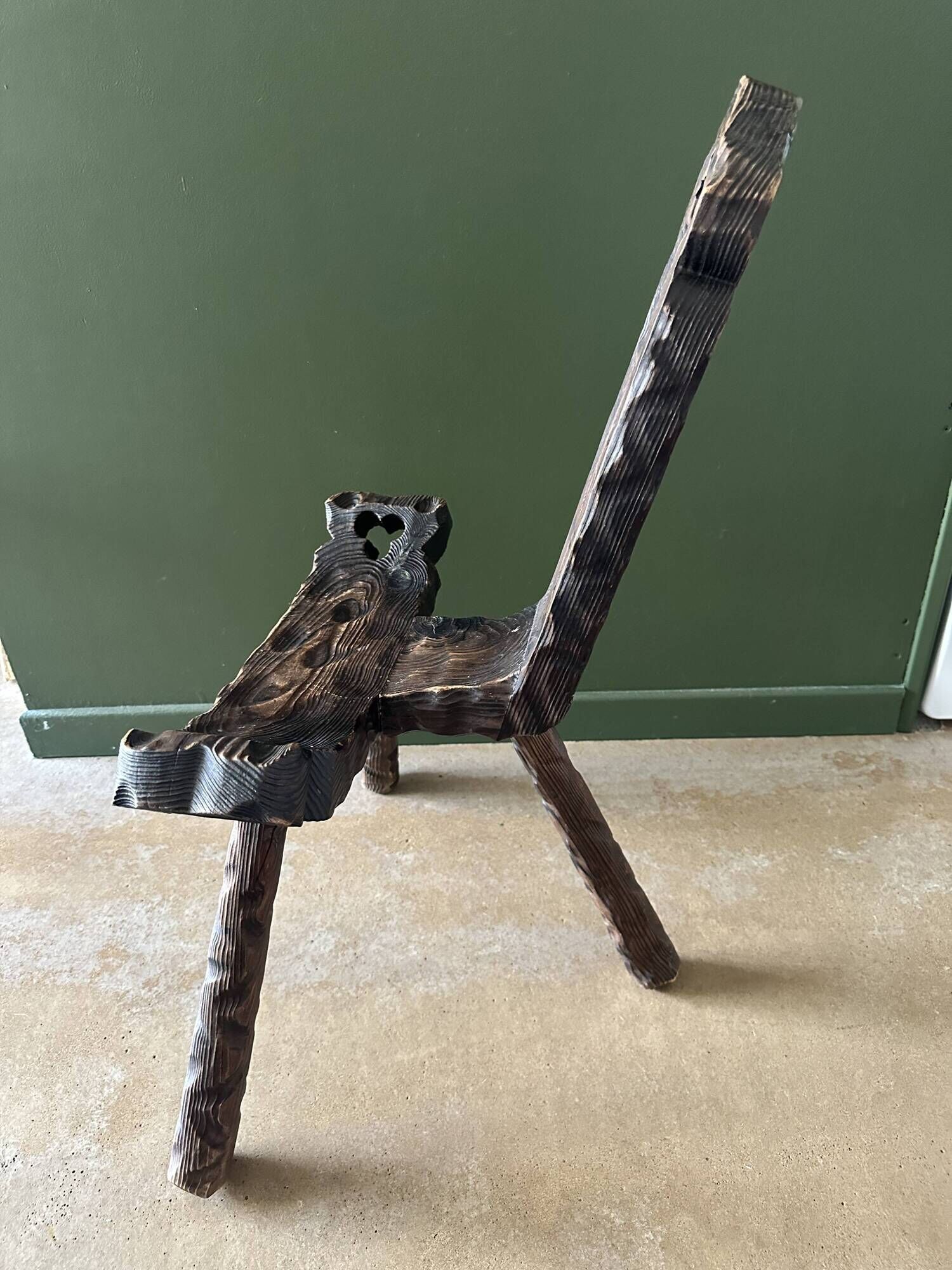 Chaise tripode brutaliste