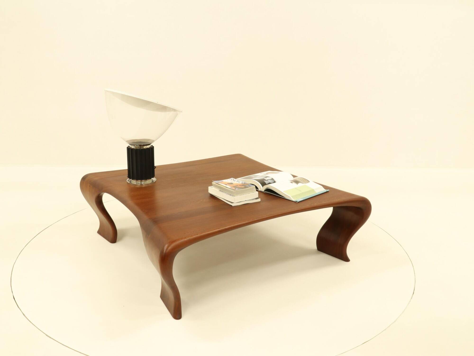 Table basse en Iroko massif par Marc Van Rampelberg