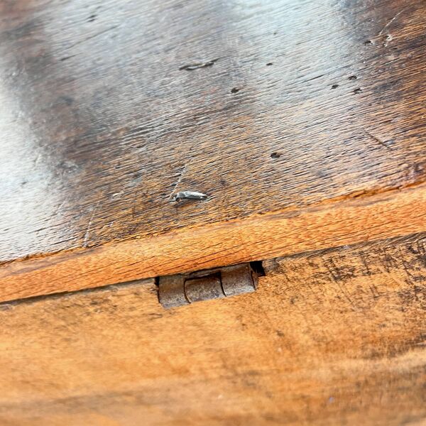 Commode Antique en Chêne avec Panneau Gothique Sculpté, 1900s