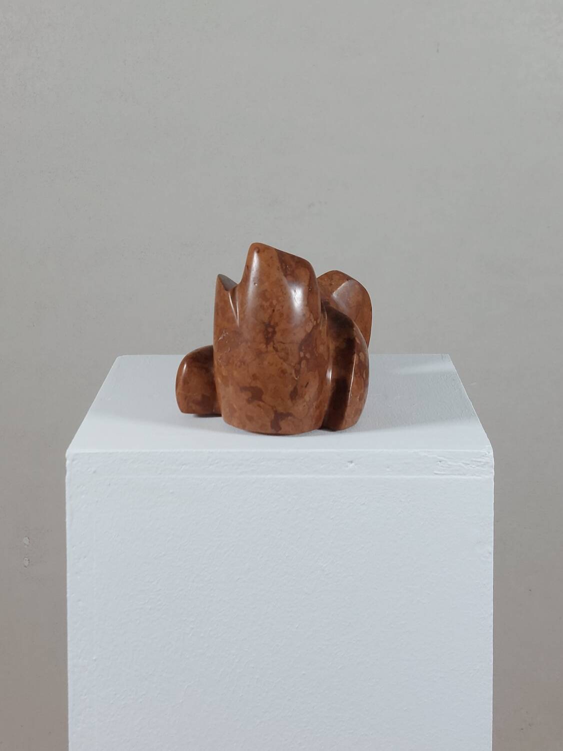 Sculpture en marbre artisanale de forme organique vintage