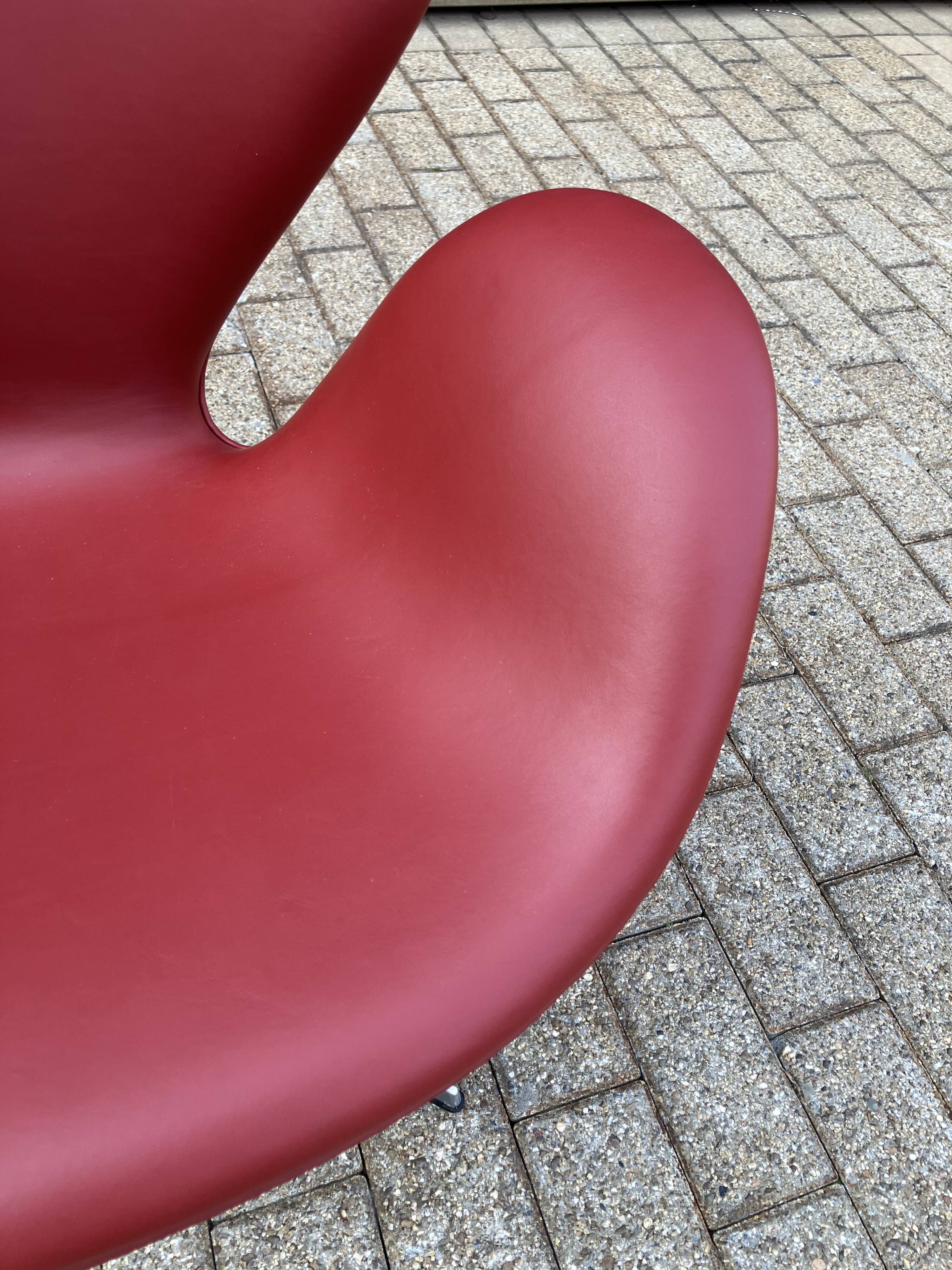Fritz Hansen Swan chair in Indian Red leather, NEW!!!
