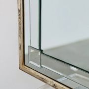 Grand miroir mural en verre biseauté de style Art Déco avec design d'arc architectural.