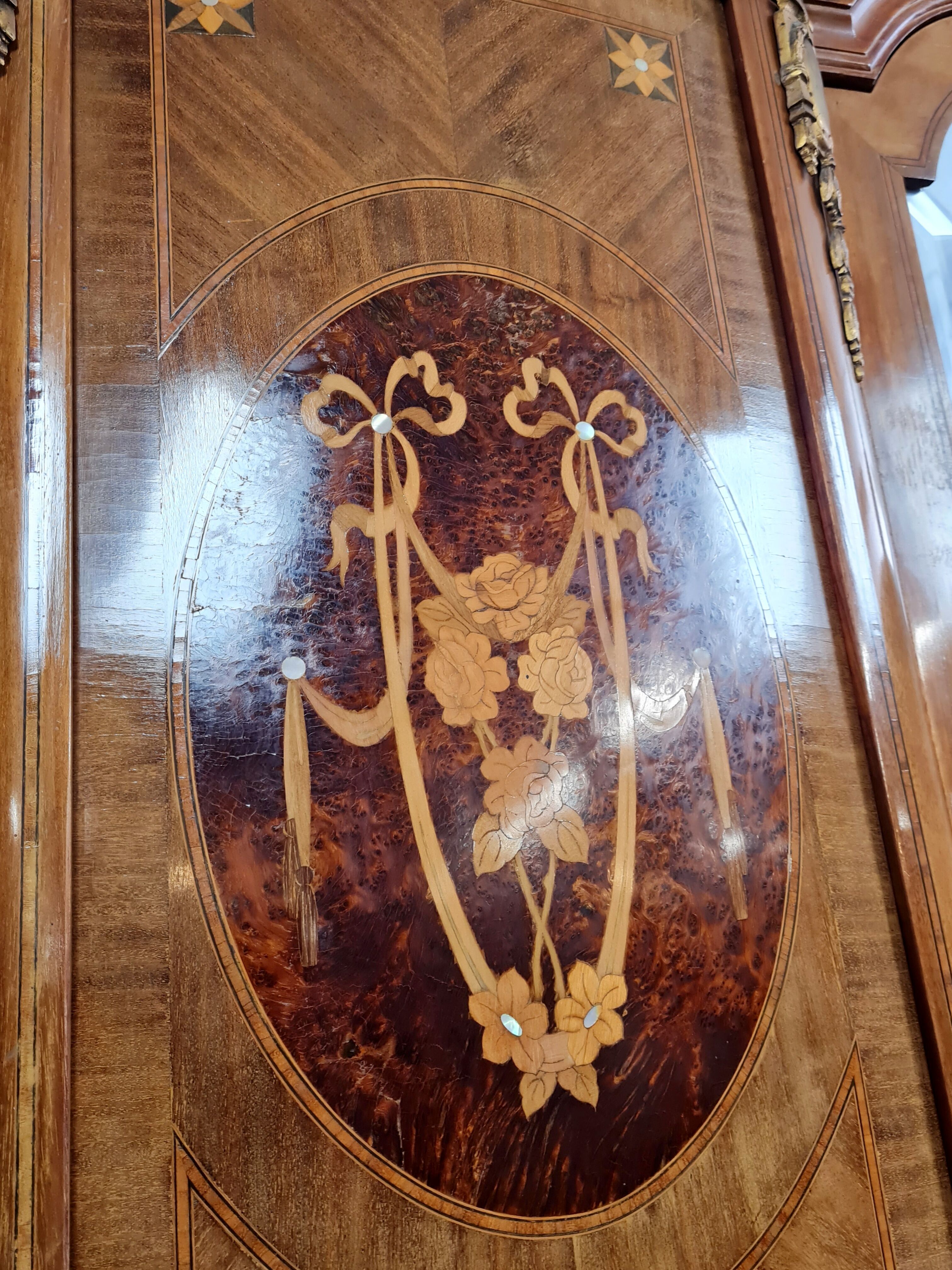 Wardrobe Louis XVI jumped back into precious wood marquetry around 1880