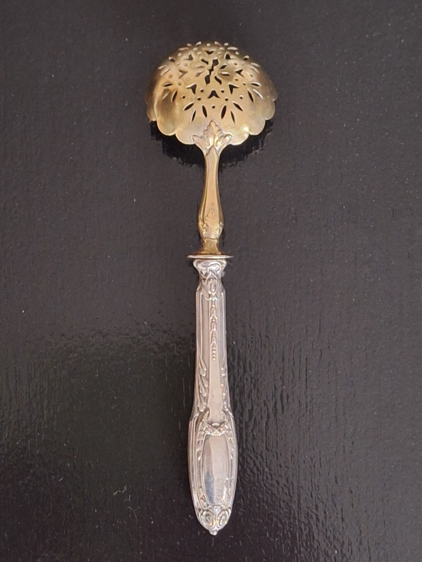 Cuillère à saupoudrer doré et argenté