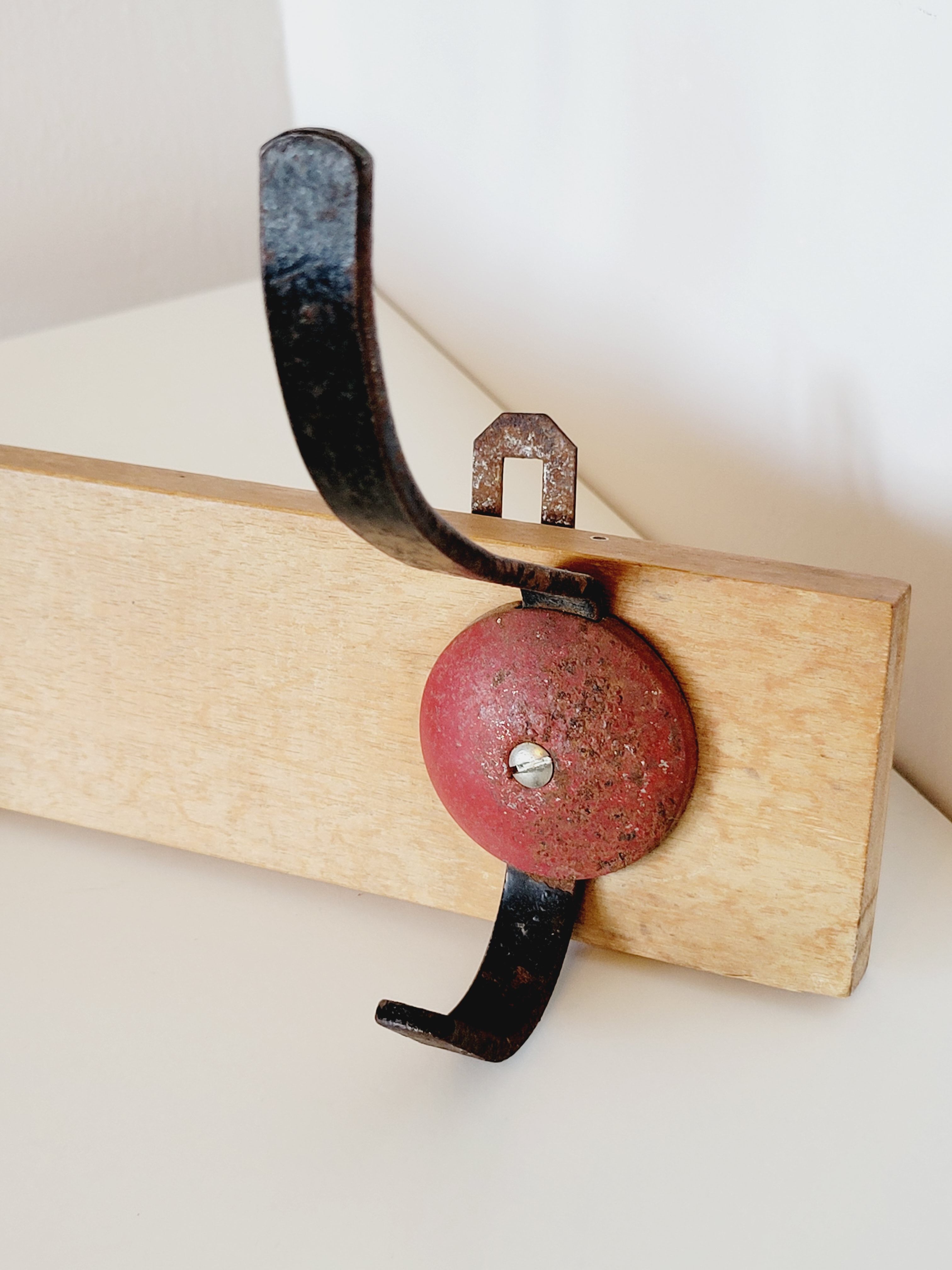 Industrial vintage coat rack 3 hooks in black and red metal