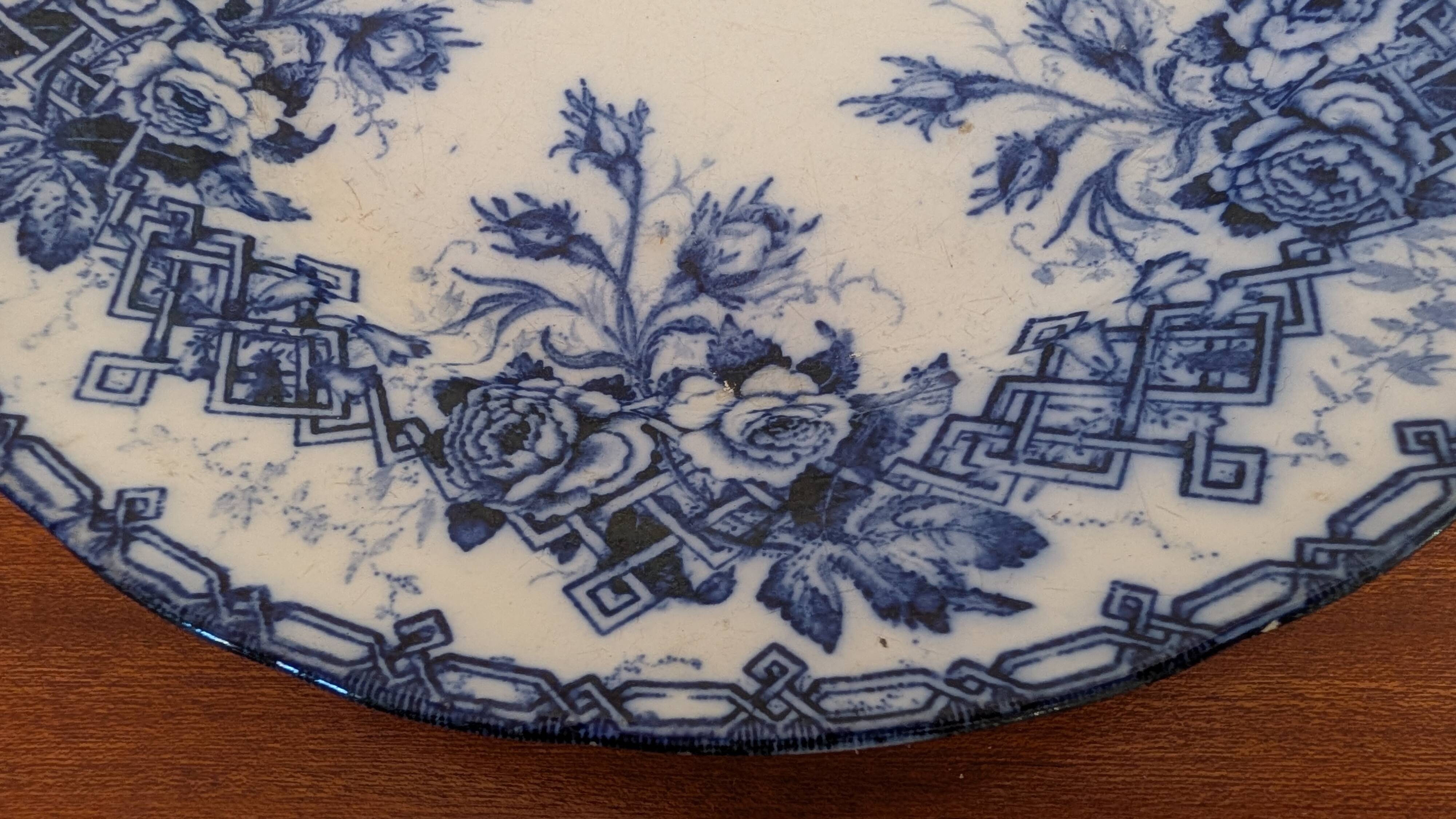 Assiette ancienne bleu cobalt L.M. & Cie – décor floral