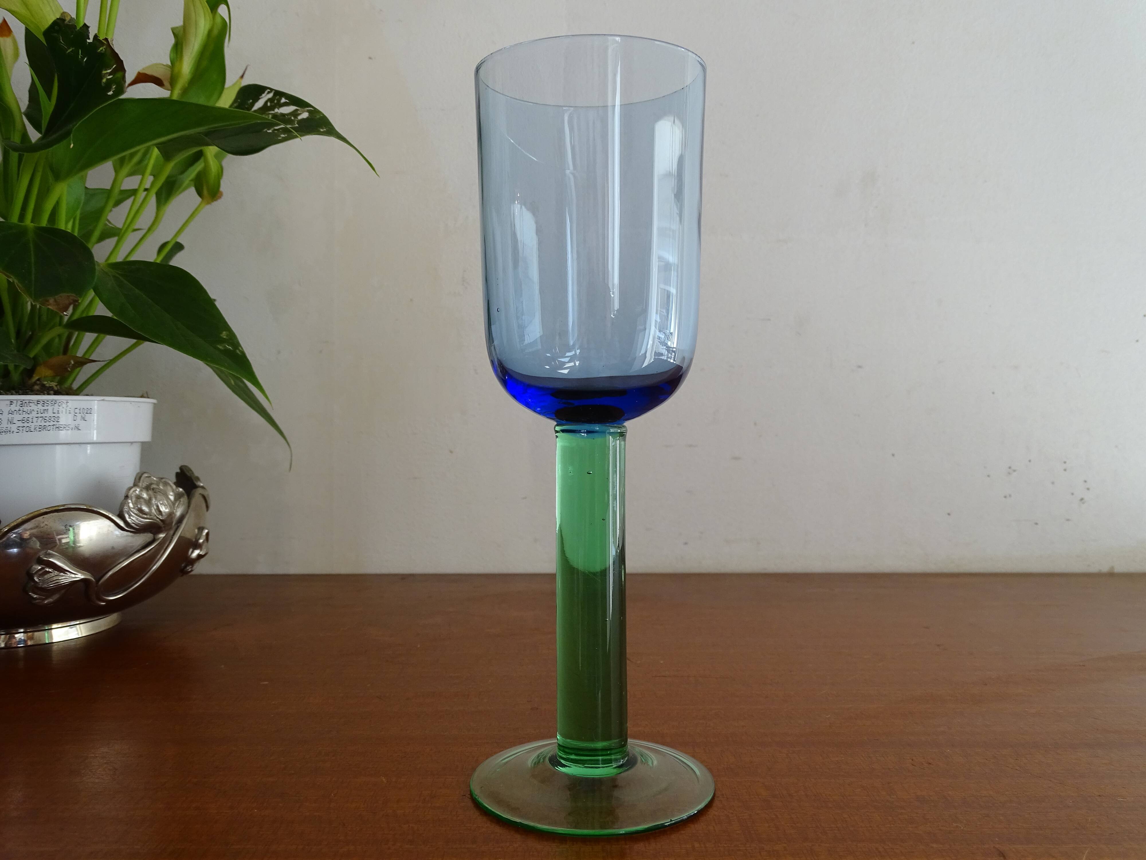 8 glasses with Murano feet vintage blown glass