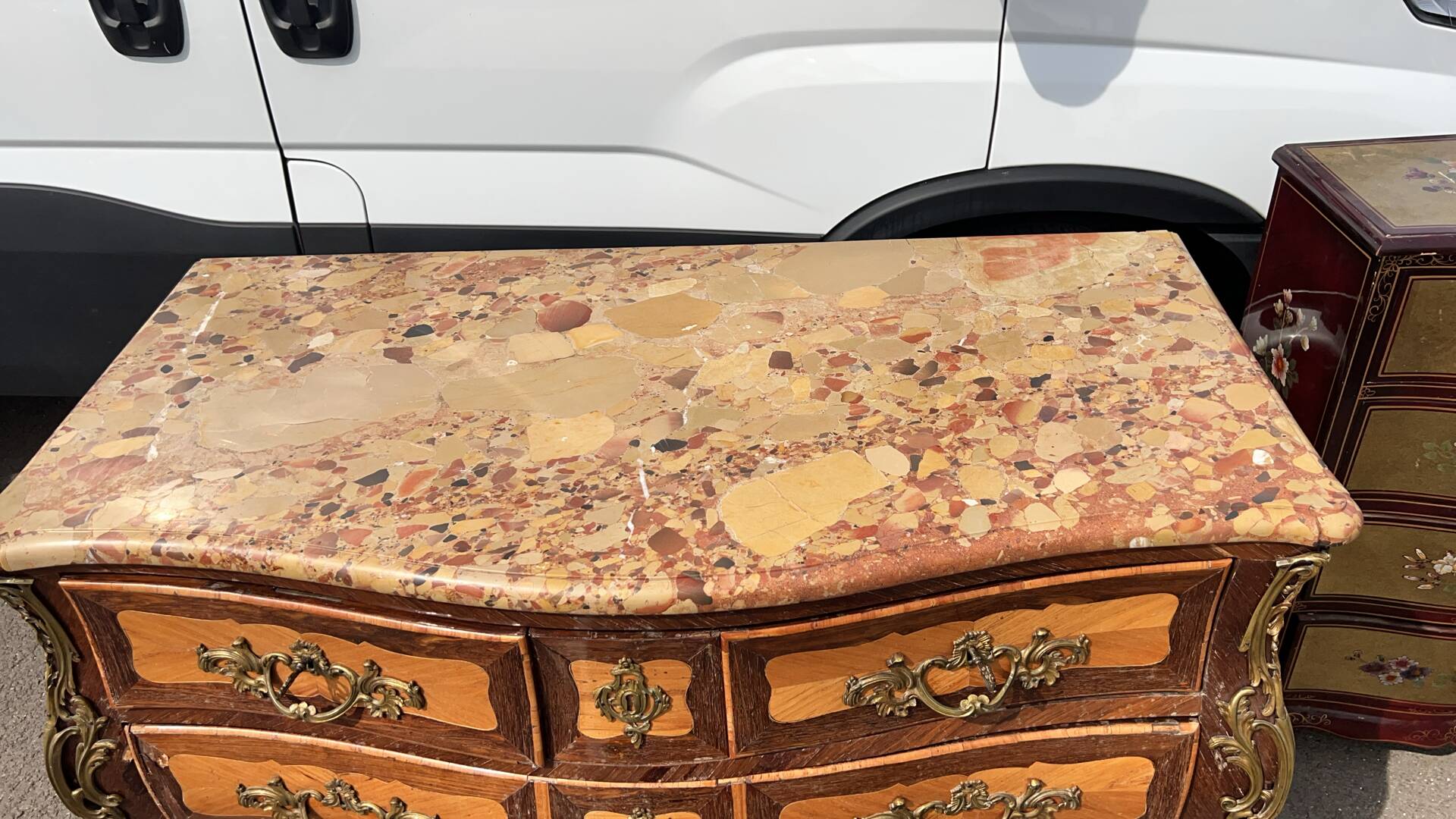 Commode tombeau Louis XV en marqueterie et marbre fin XIXe siècle