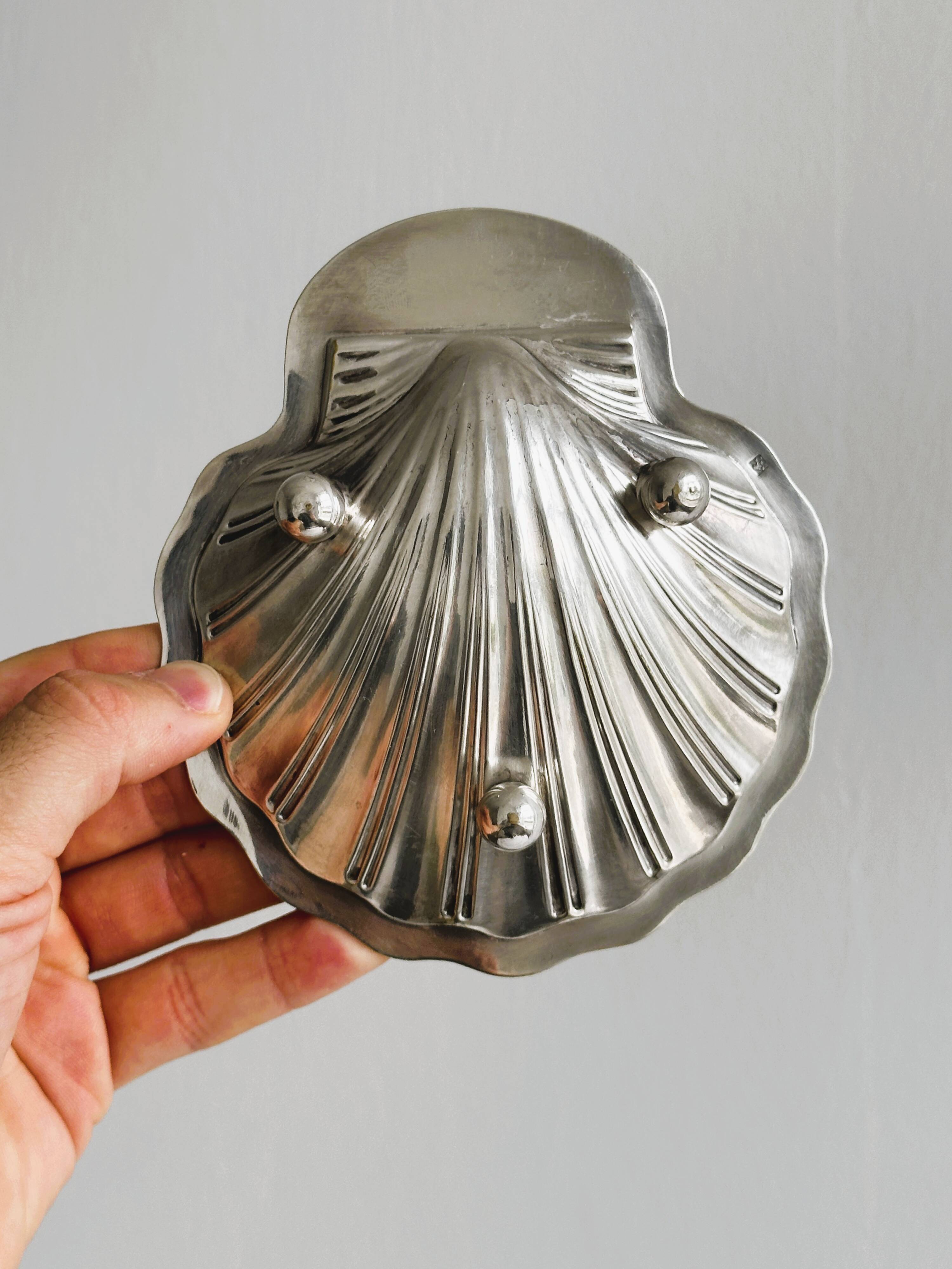 Shell-shaped jewelry holder or butter dish
