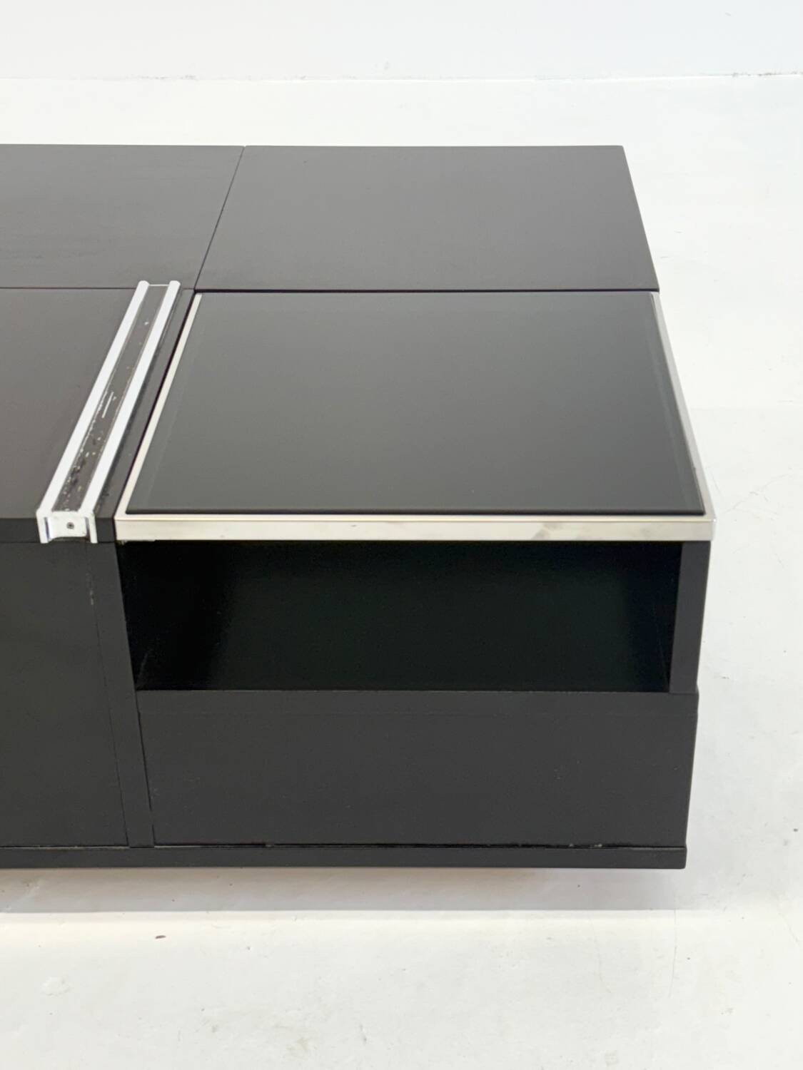 Table basse vintage en bois noir de Fiarm avec détails chromés