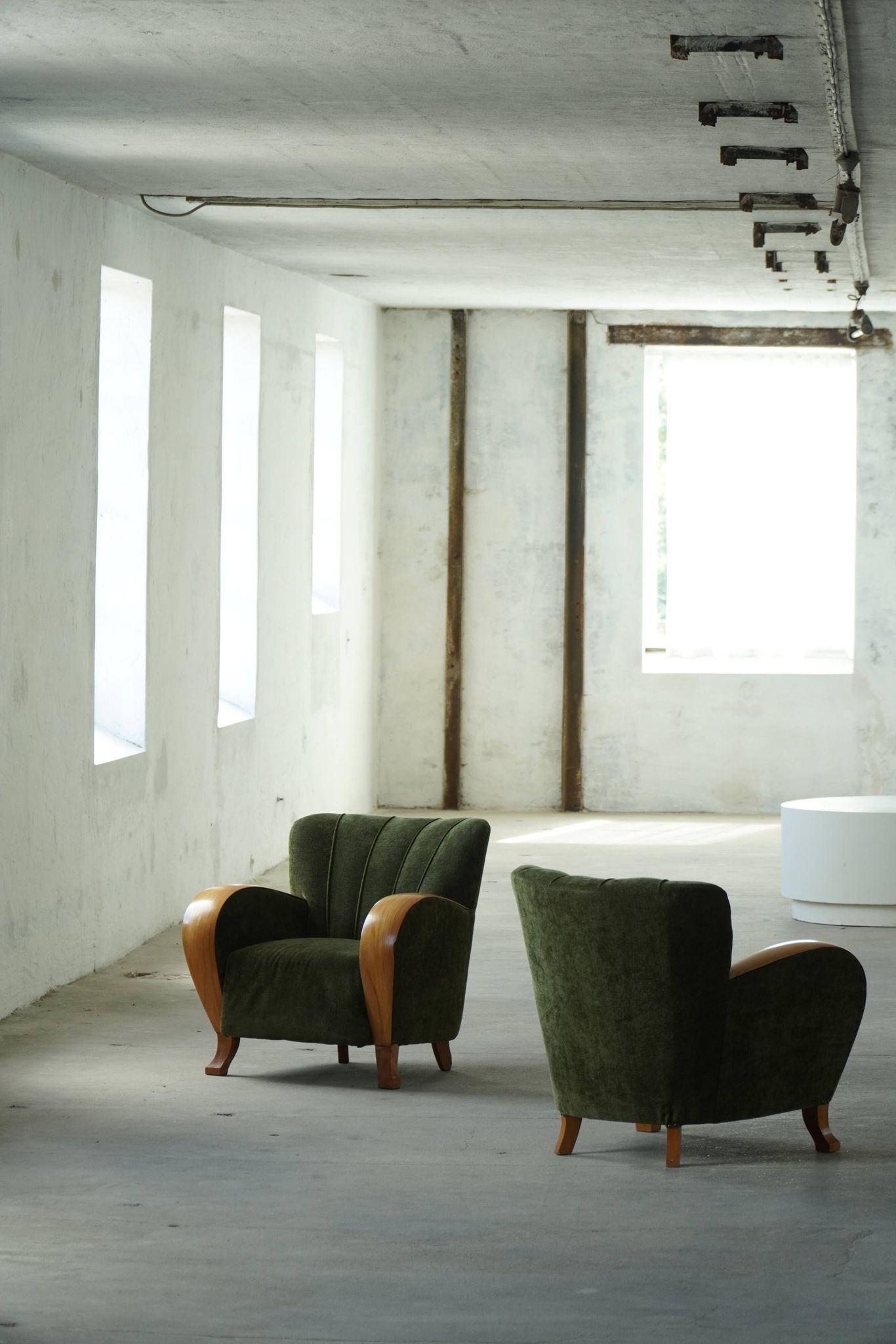 Pair of Danish Art Deco lounge chairs, in elm and green velvet, 1940s.