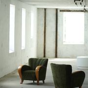 Pair of Danish Art Deco lounge chairs, in elm and green velvet, 1940s.