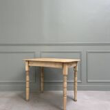 Table aux pieds tournés