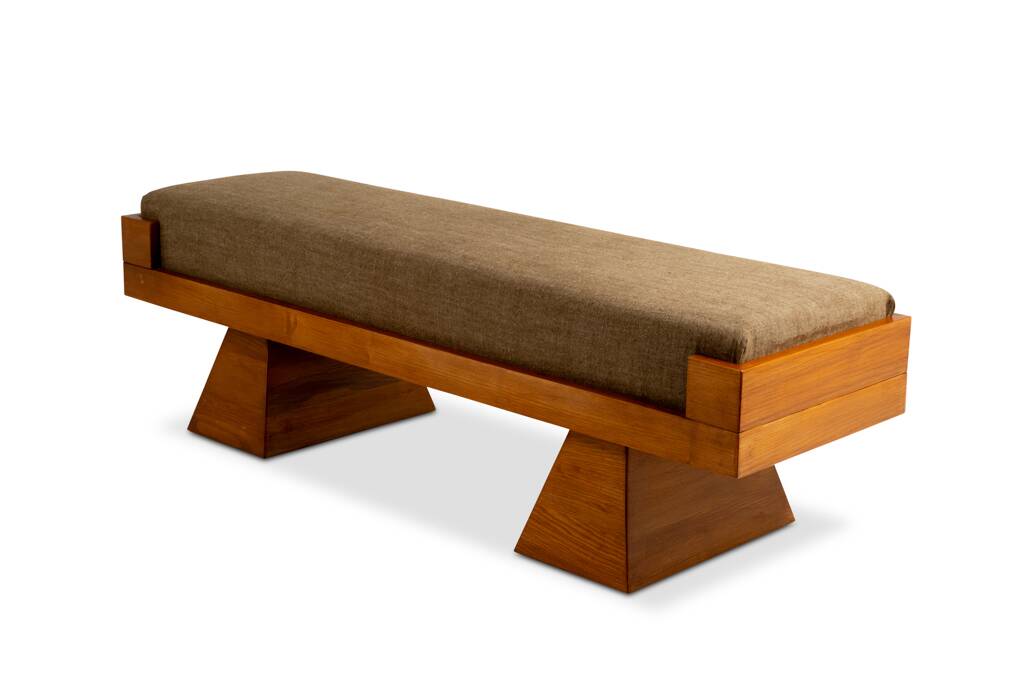 Banquette en frêne et velours de mohair vert. Contemporain