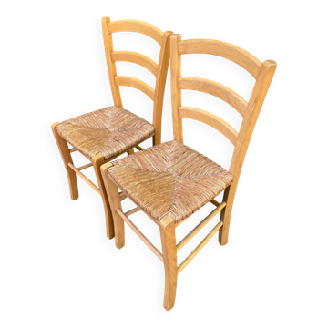 2 solid wood kitchen chairs with straw in a country style