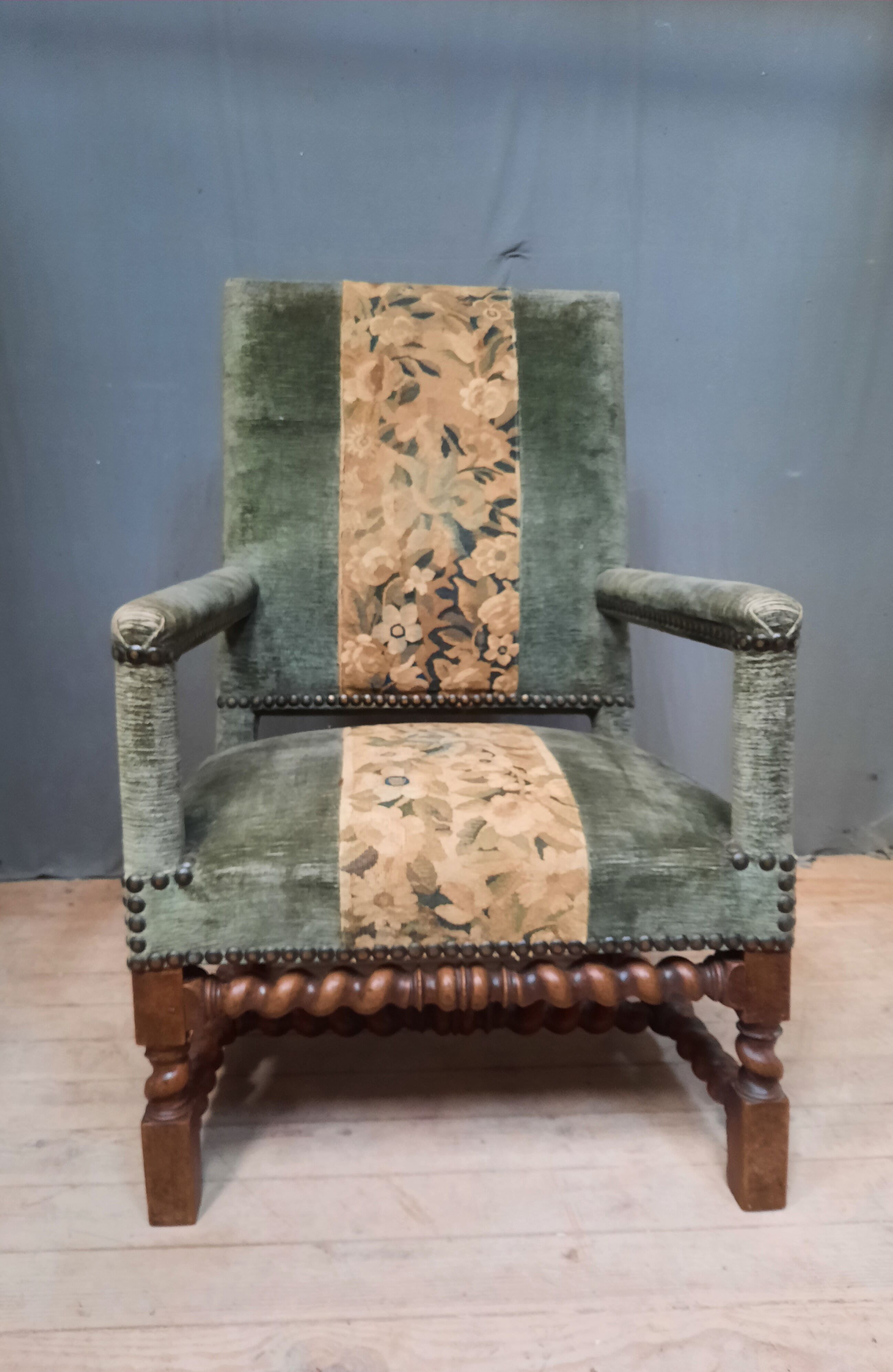 Faiteuil Louis XIII upholstered in part from the 17th century
