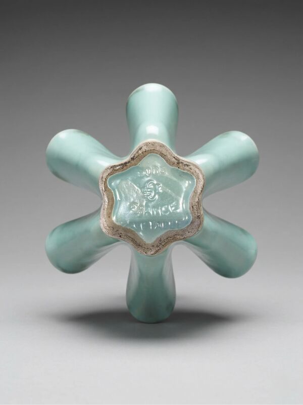 Vase en céramique B. Letalle Saint-Clément – modèle 9005 vert céladon, années 1950-60