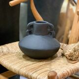 Vase en terre cuite à anses noir