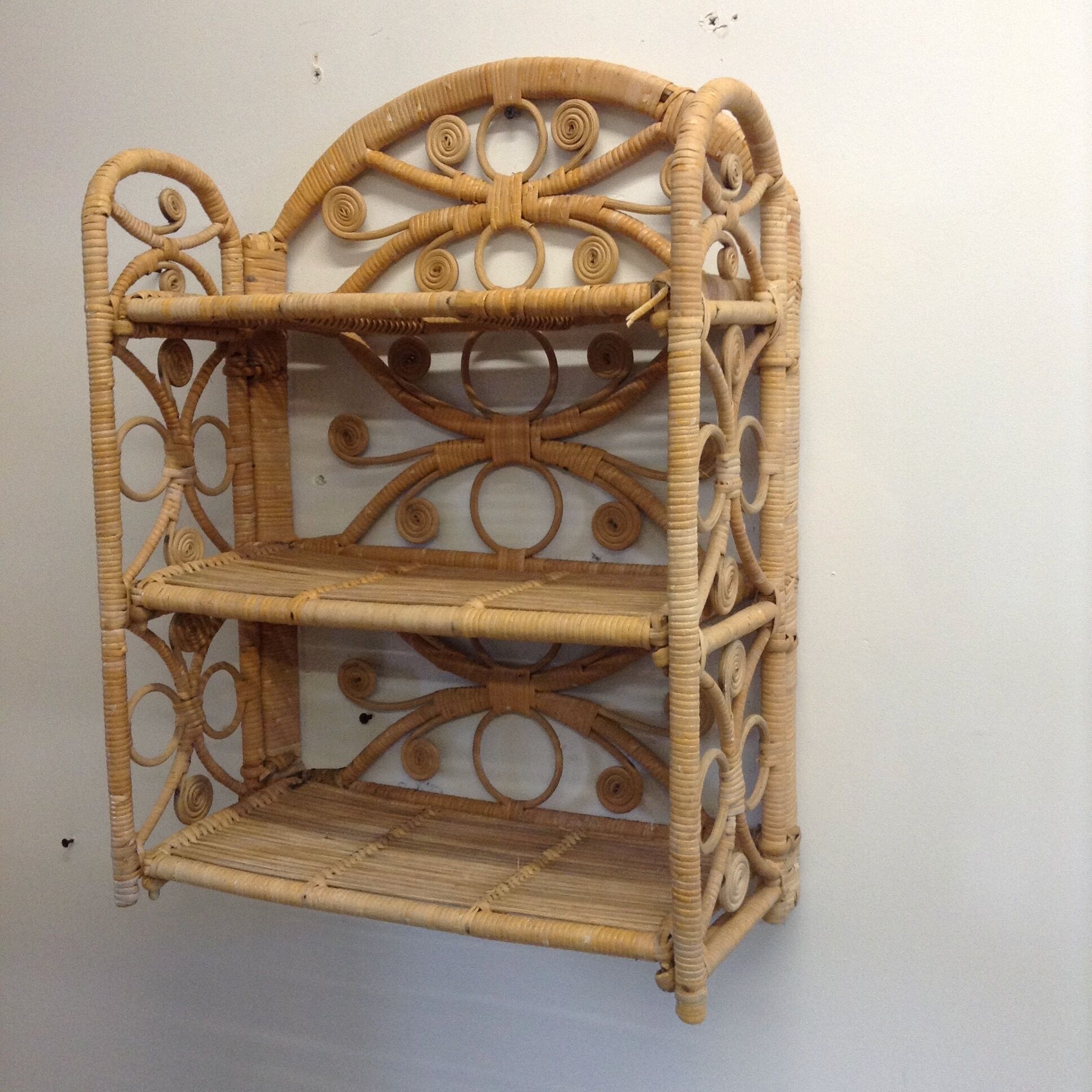 Shelf rattan