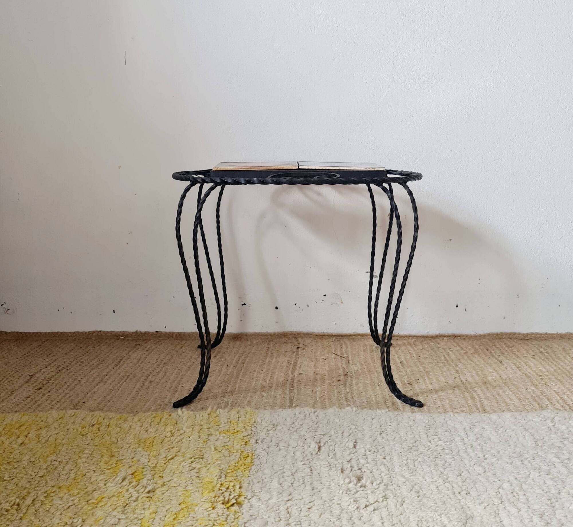 Small coffee table from the 1950s in wrought iron and glazed ceramic.