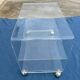 Table basse/ meuble tu en plexiglas vintage sur roulettes